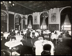 Copley Plaza -hotellin ruokasali, Boston, 1912 tai 1913 (hopeagelatiinivedos).